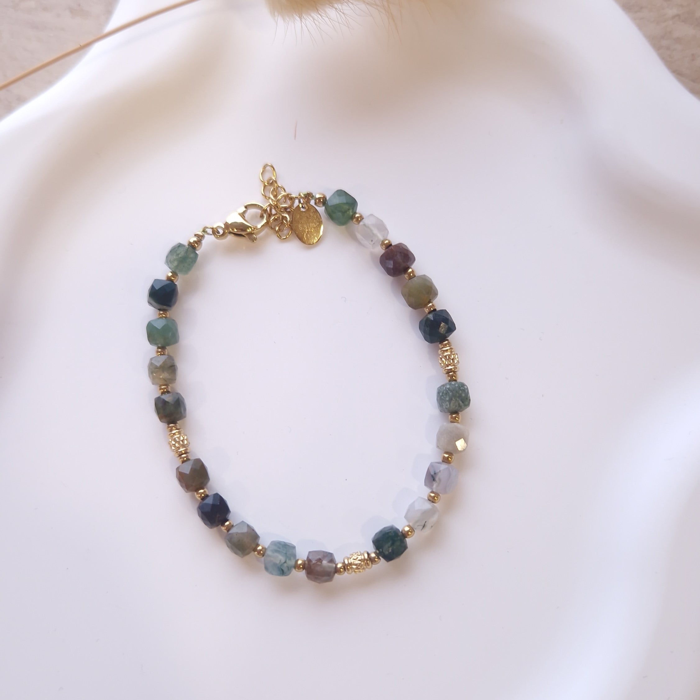 bracelet femme pierre verte multicolore et acier inoxydable bijou fin et délicat 