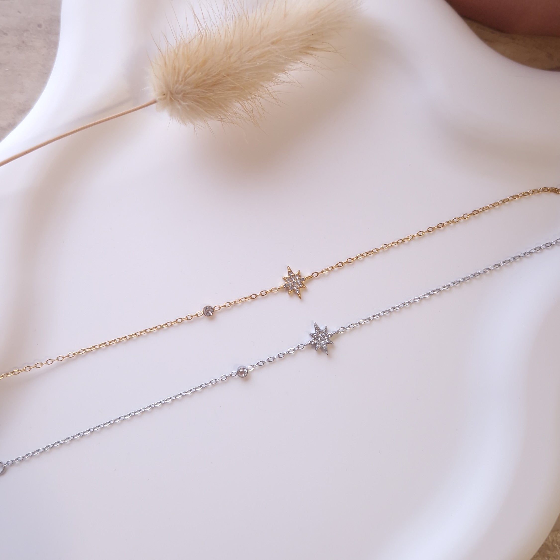 bracelet femme minimaliste chic serti étoile strass résistant à l'eau acier inoxydable doré ou argenté 