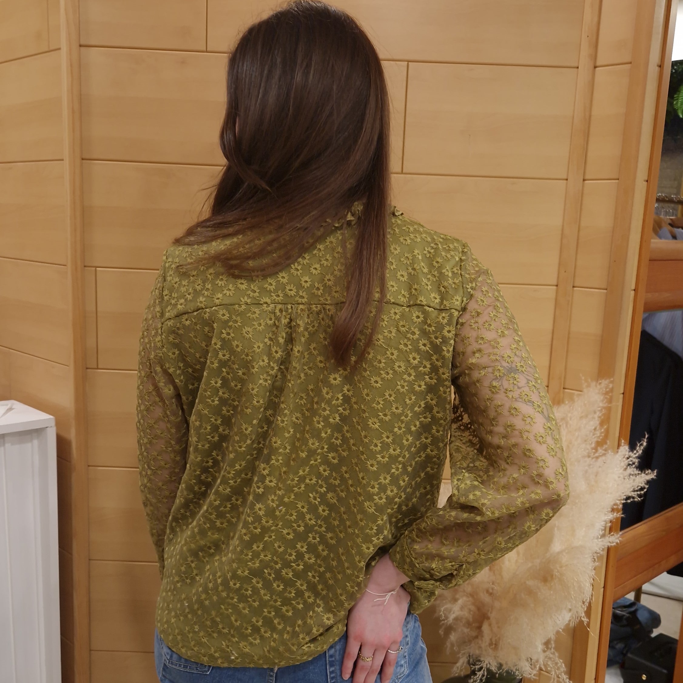 détail broderie chemise verte femme tissu léger manches transparentes