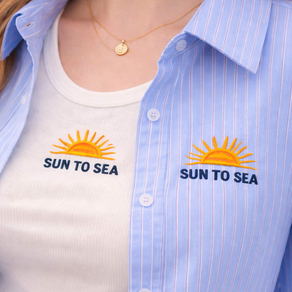 chemise rayée bleu femme avec t shirt sun to sea look été tendance tenue casual chic boutique l'atelier by bo bijoux vendée