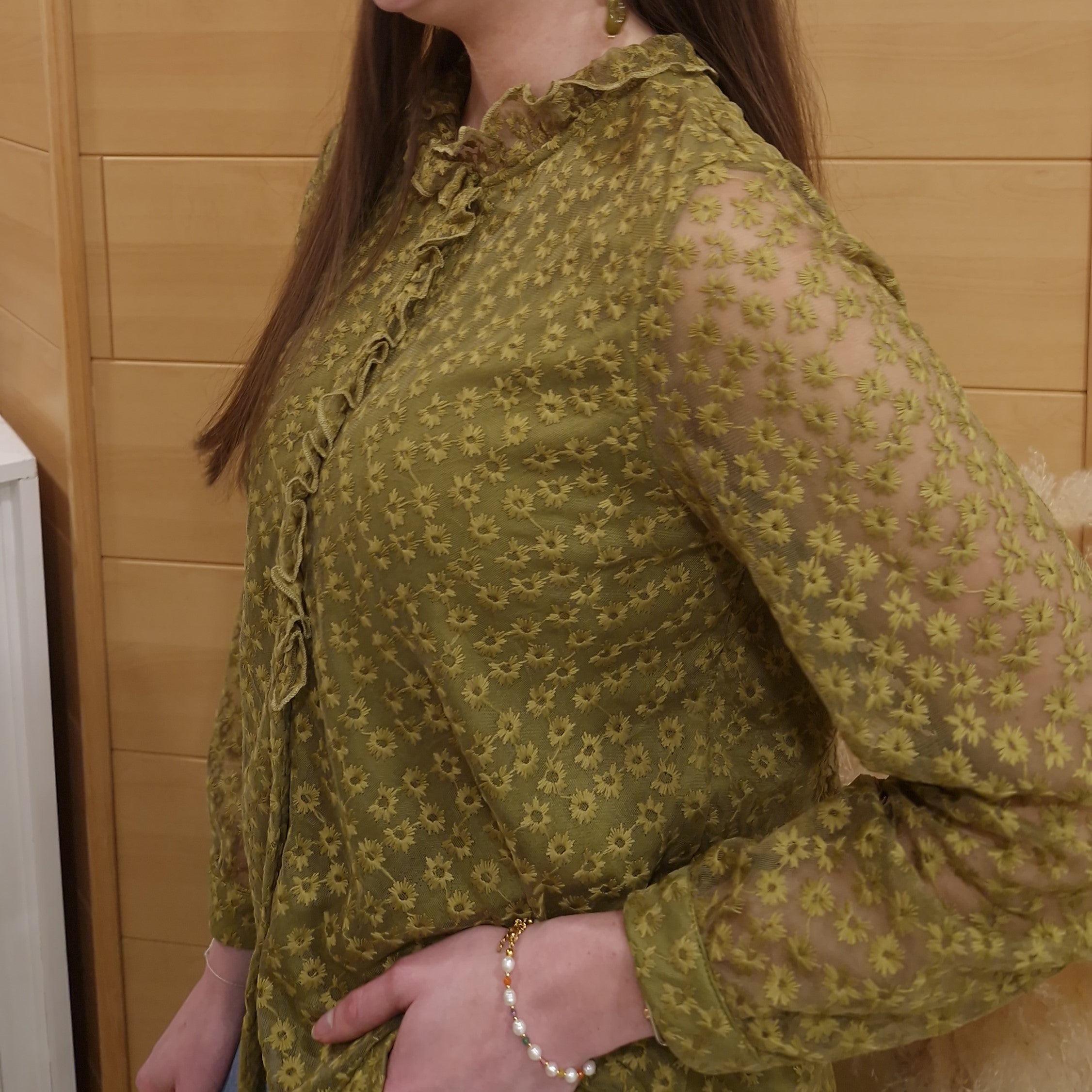 chemise verte olive brodée femme coupe fluide manches longues look tendance