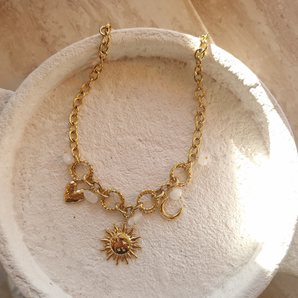 Collier Alba Blanc acier inoxydable doré – détail charms dans coupelle en pierre