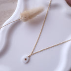 collier femme pendentif pierre blanche bijou été a porter en accumulation avec collier perles 