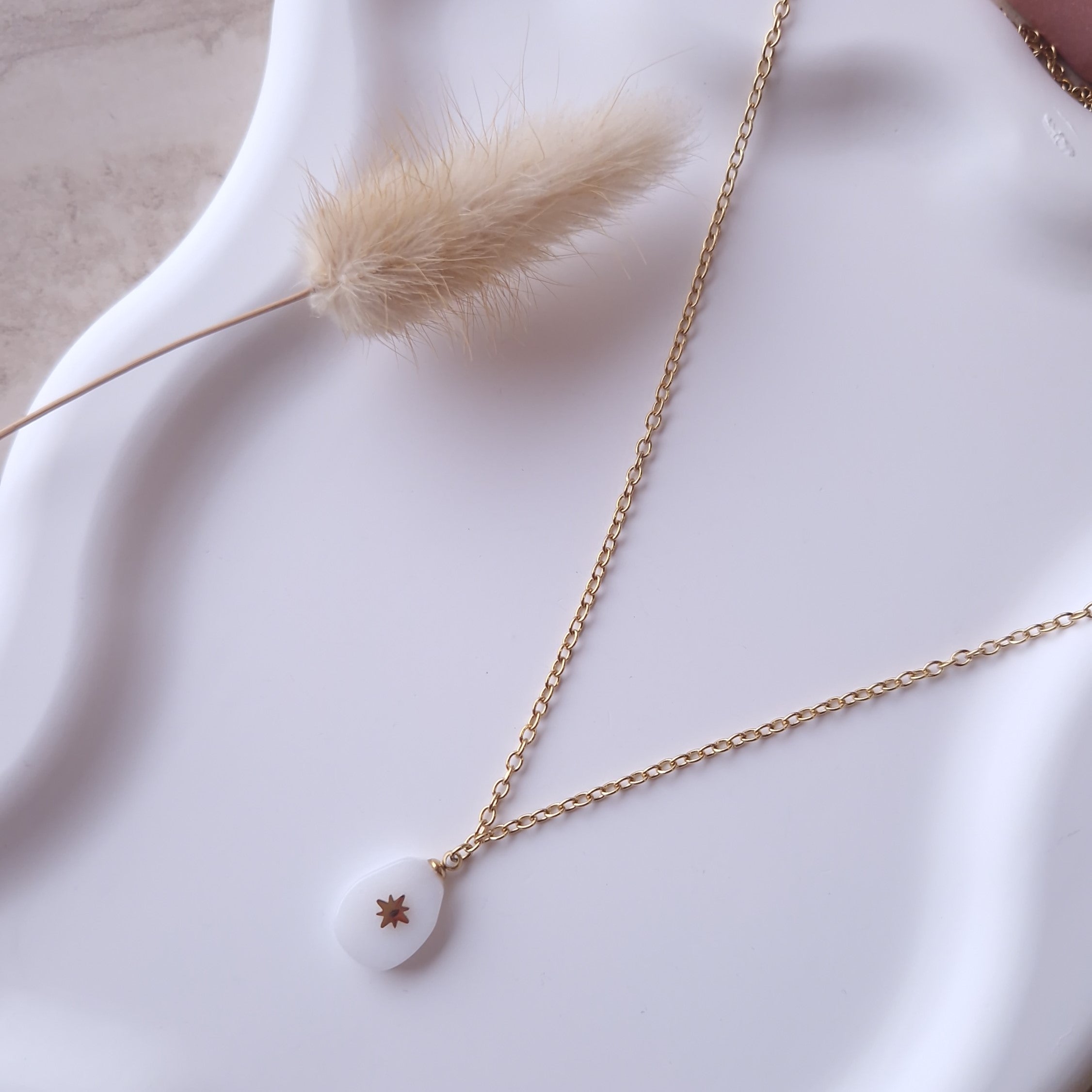 collier femme pendentif pierre blanche bijou été a porter en accumulation avec collier perles 