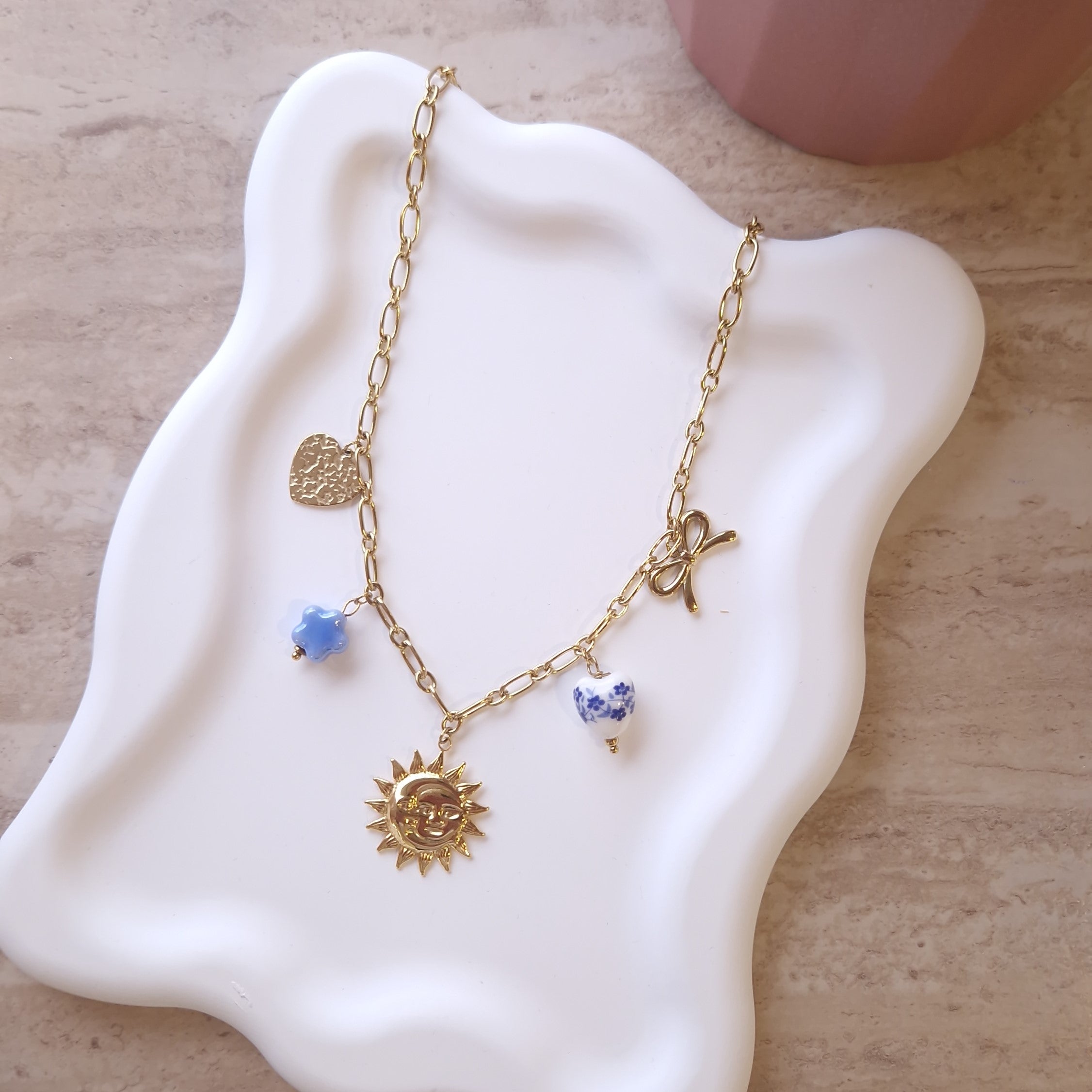 collier été à charm's à breloque thème bleu et doré soleil coeur noeud fleur perle céramique acier inoxydable collier tendance
