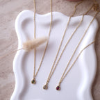 collier simple facile à porter avec perle de verre colorées vert rouge et blanc
