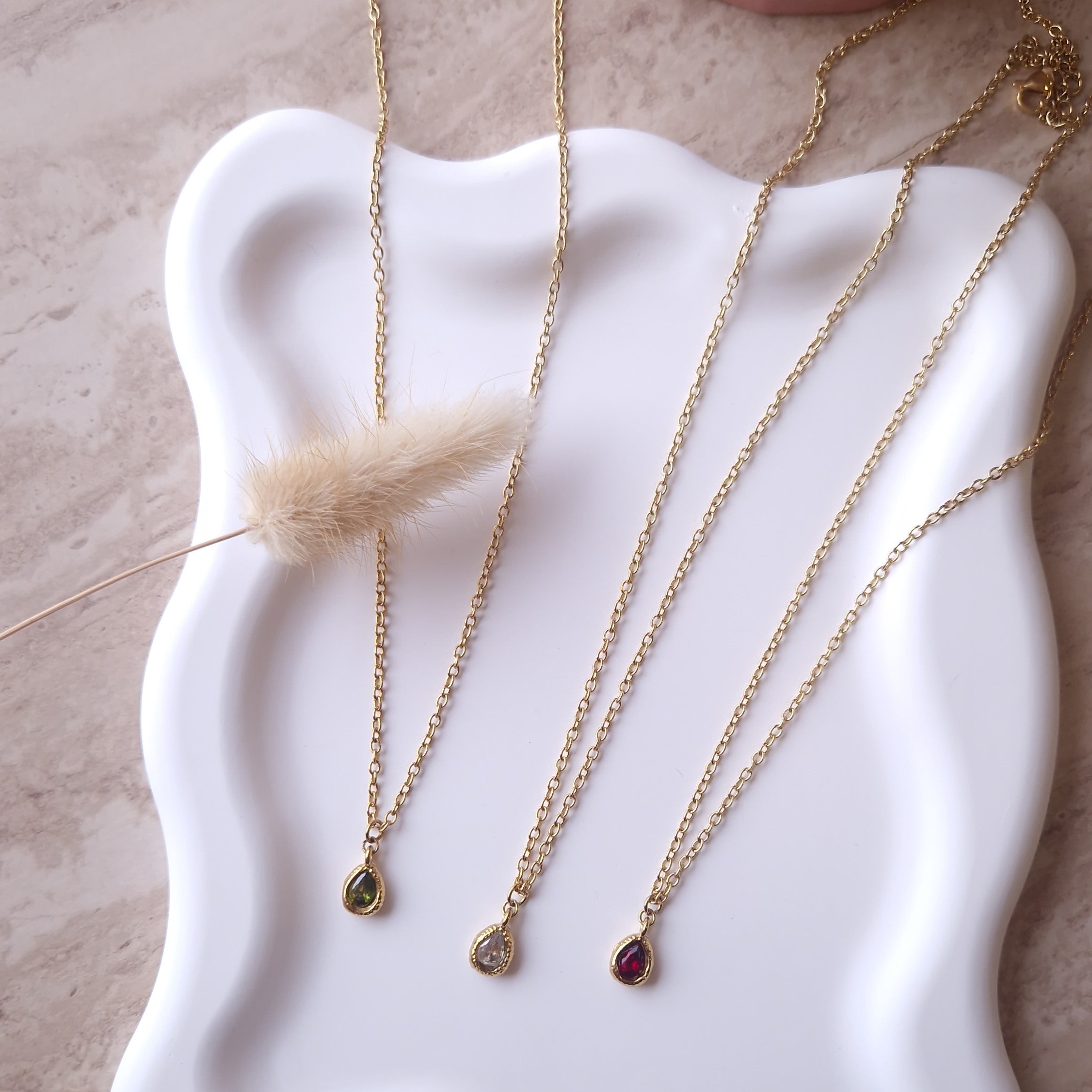 collier simple facile à porter avec perle de verre colorées vert rouge et blanc