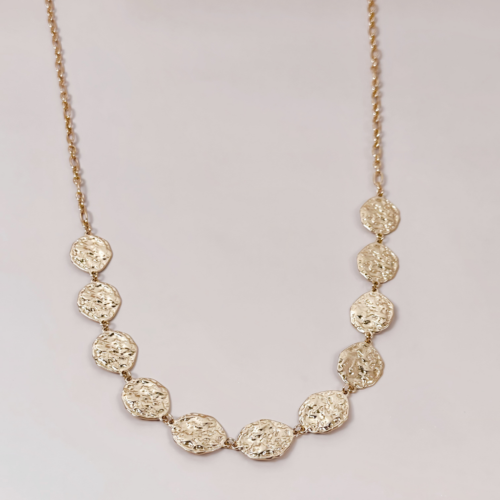 Collier long Graziella doré porté sur pull uni – look hiver