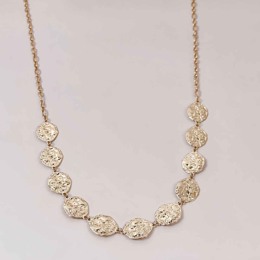 Collier long Graziella doré porté sur pull uni – look hiver