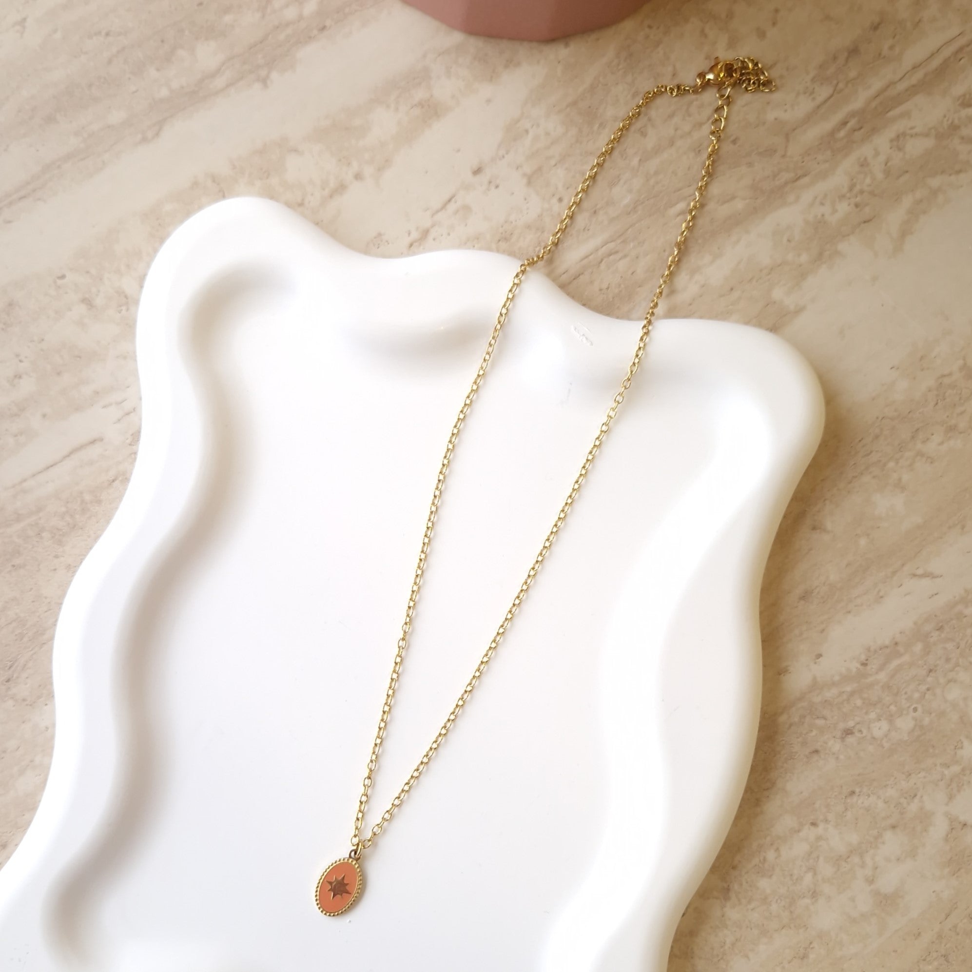 collier acier inoxydable doré pendentif médaille étoile émail orange femme