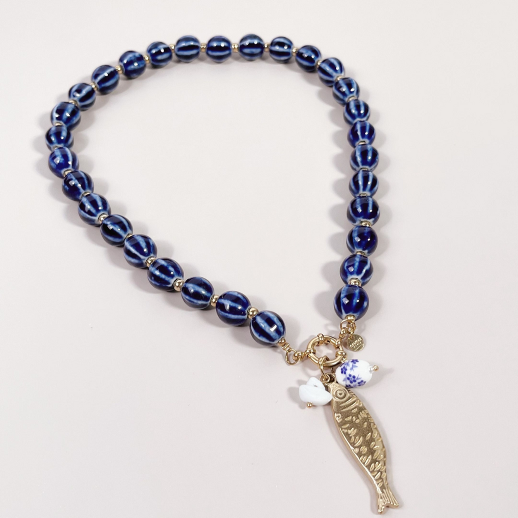 Collier Billie perles céramique bleu cobalt et charm poisson koï doré – détail attache