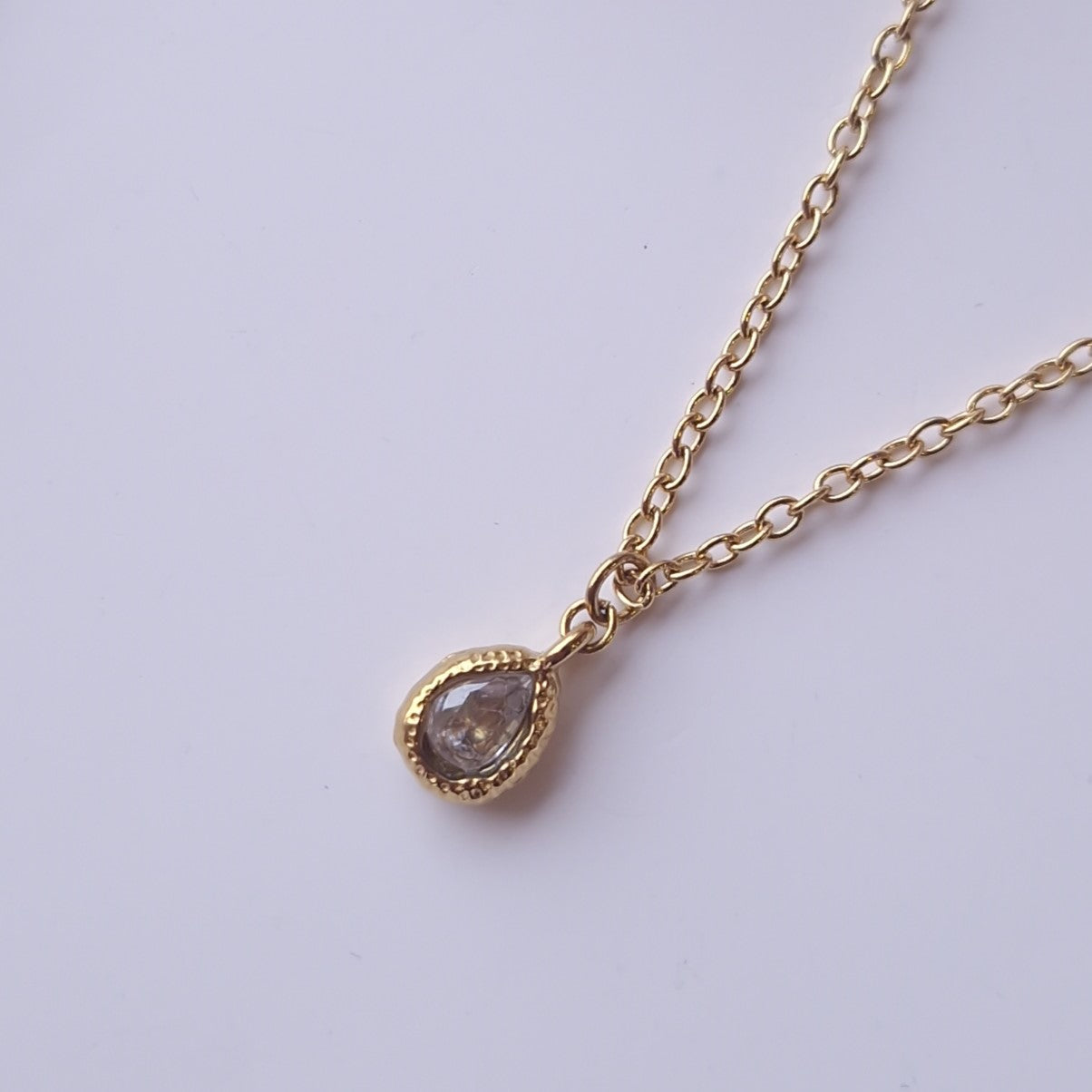 détails pendentif blanc translucide acier inoxydable 