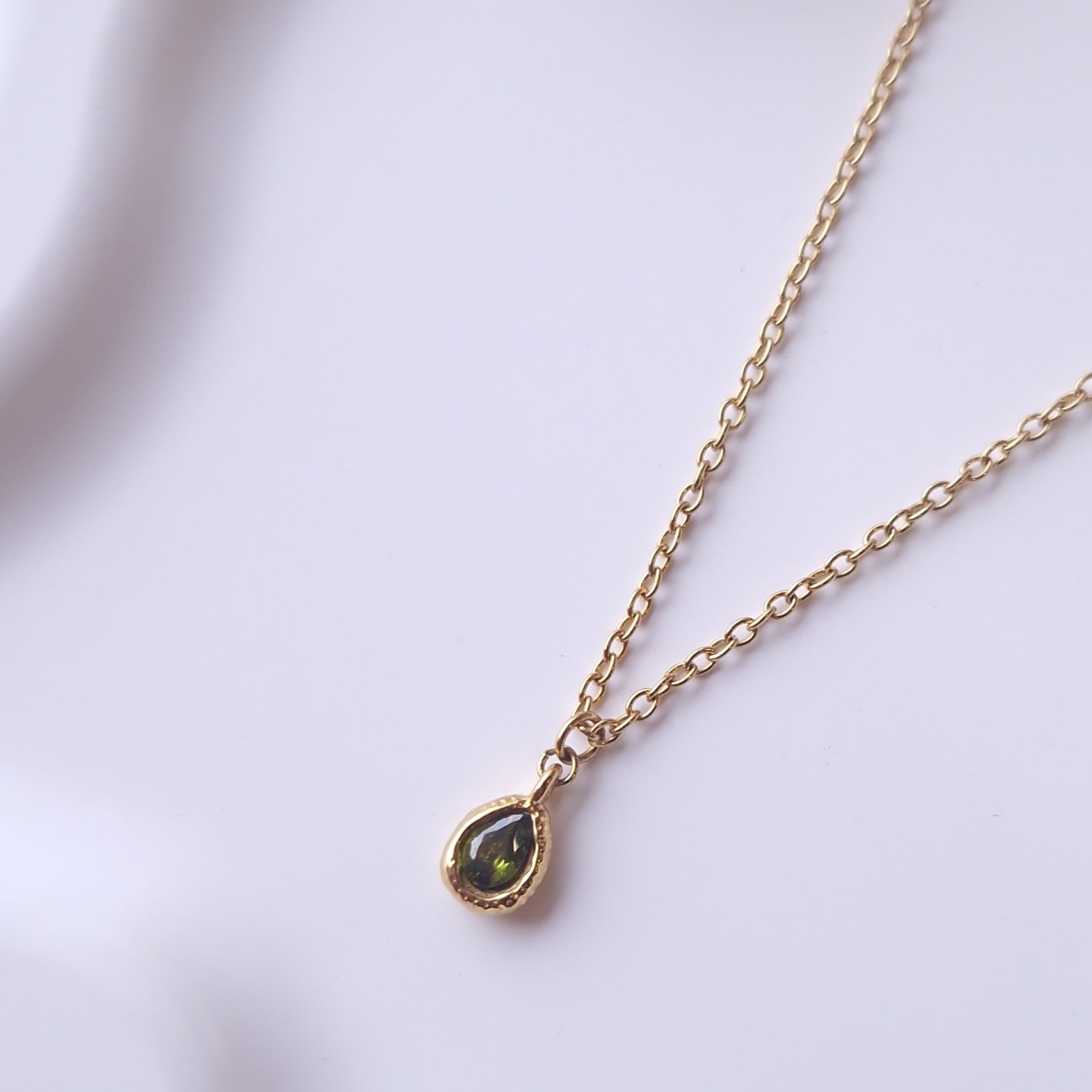 détail collier pendentif vert olive acier inoxydable