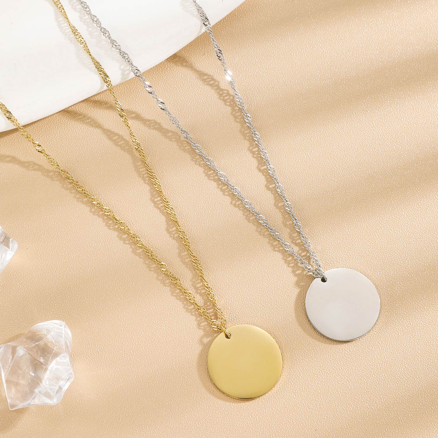 collier acier inoxydable médaille ronde à graver personnalisable prénom, date , symbole pour femme, idée cadeau anniversaire , fête des mères, saint valentin