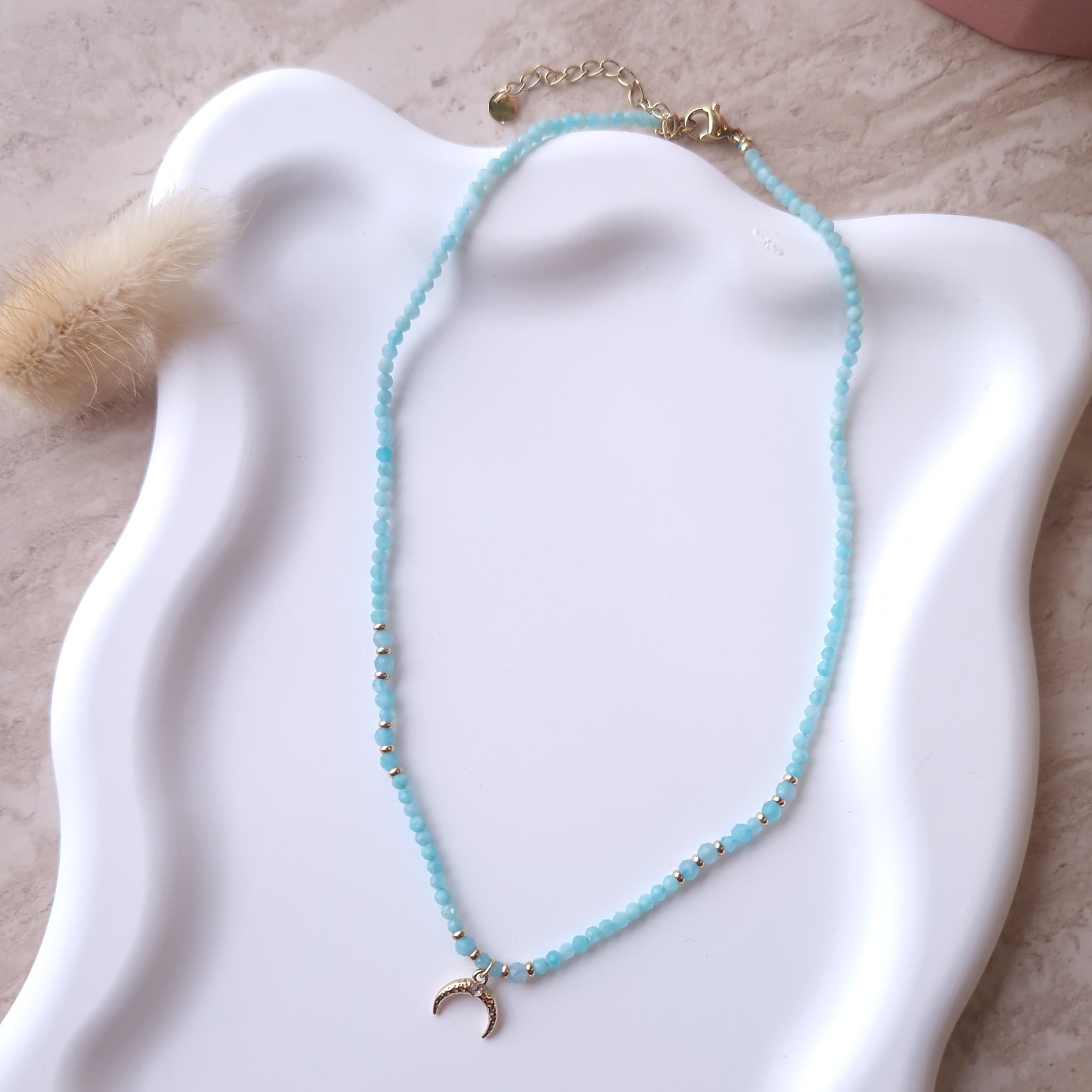 collier ras du cou perles bleues en acier inoxydable et pendentif lune bijou femme tendance été élégant et fin