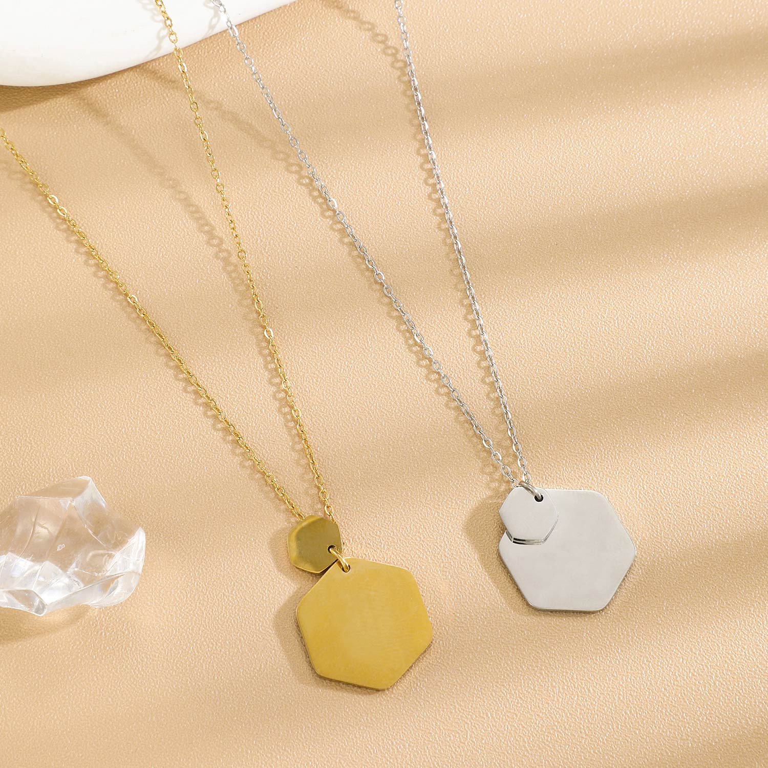 collier a graver personnalisable médaille hexagonale acier inoxydable doré ou argenté idée cadeau femme saint valentin fête des mères anniversaire mariage