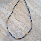 Collier Pia à plat sur marbre – vue d'ensemble
