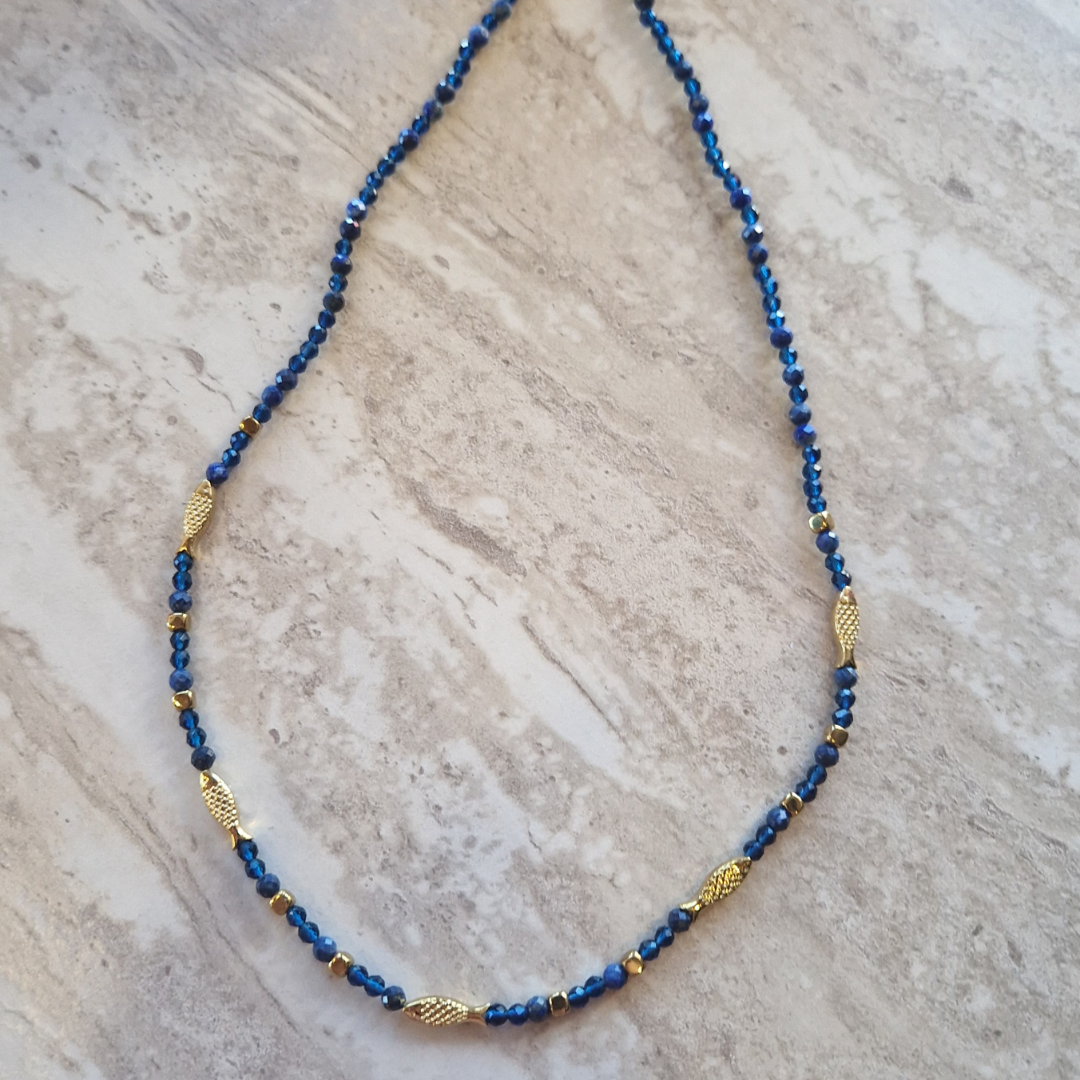 Collier Pia à plat sur marbre – vue d'ensemble