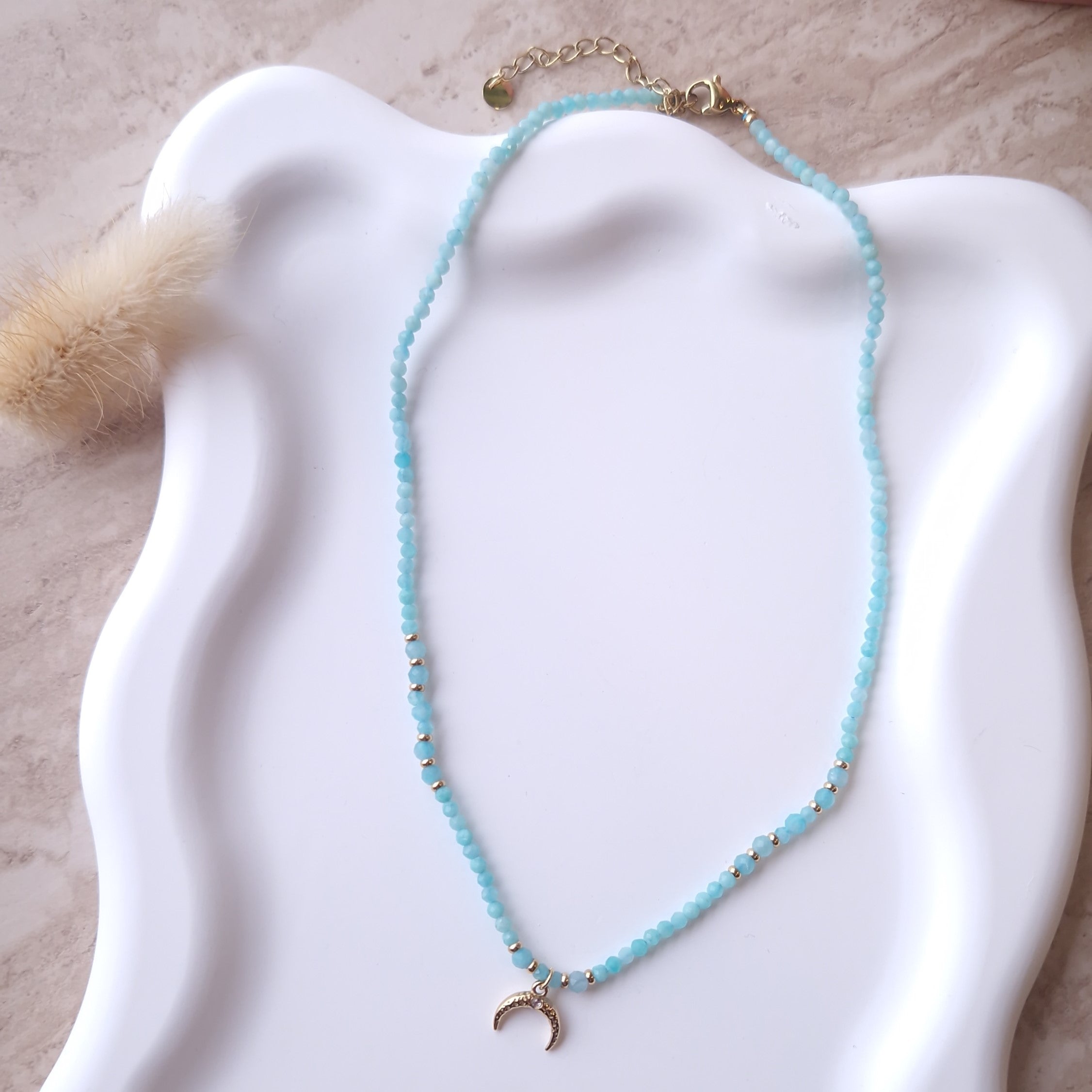 colier ras du cou perles bleu pendentif lune idée cadeau collier printemps été 