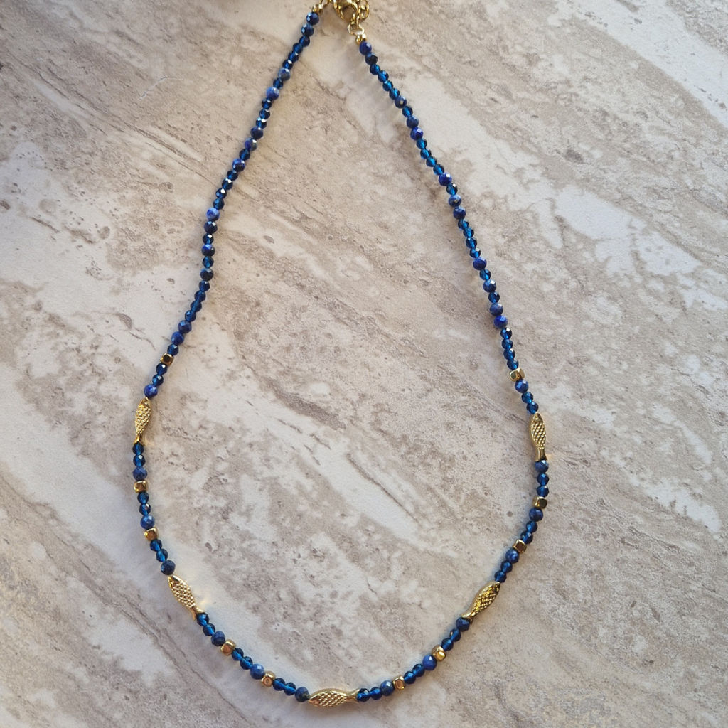 Collier Pia à plat – détail perles facettées bleues et poissons dorés