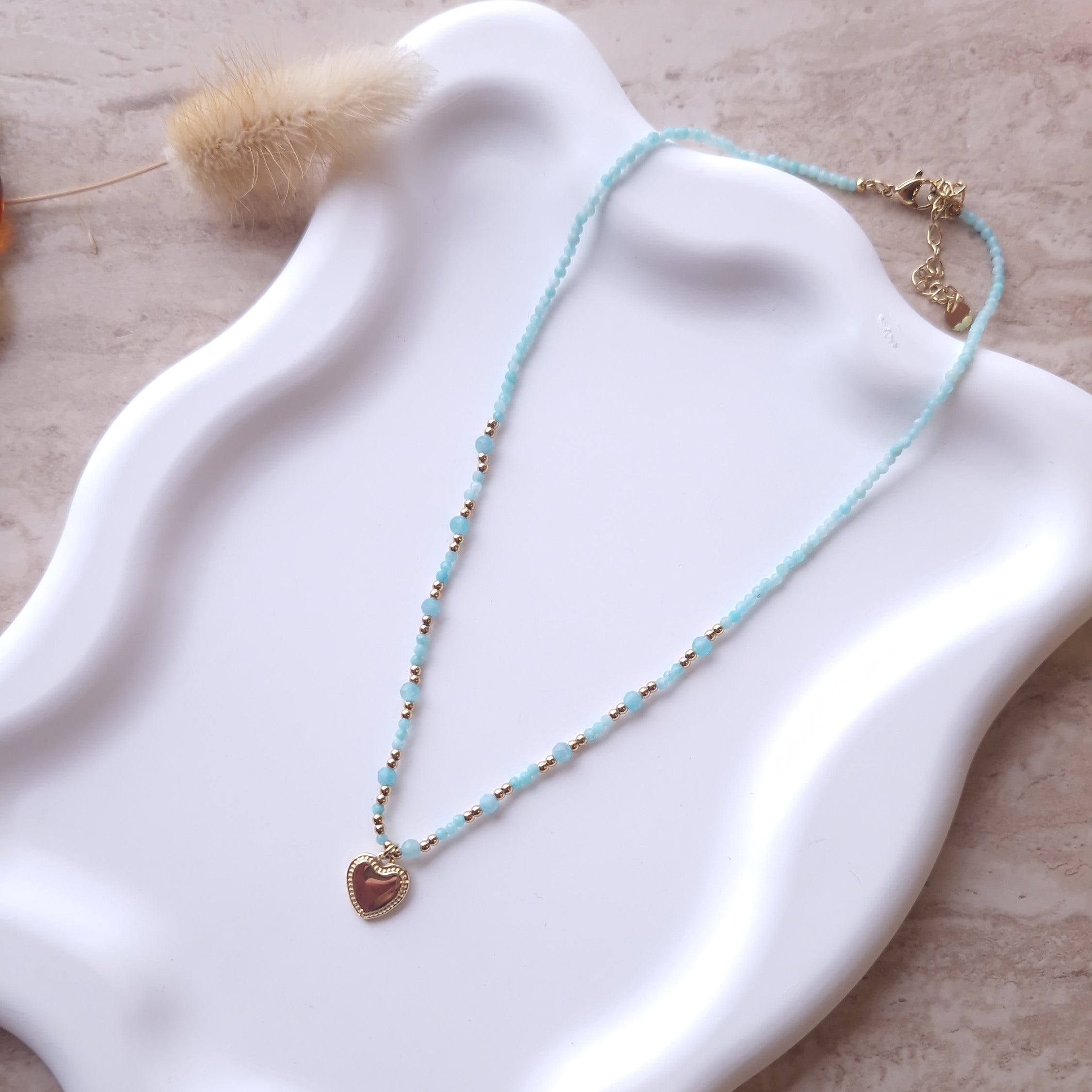 collier ras du cou perles bleues et acier inoxydable avec pendentif coeur bijou femme tendance printemps été
