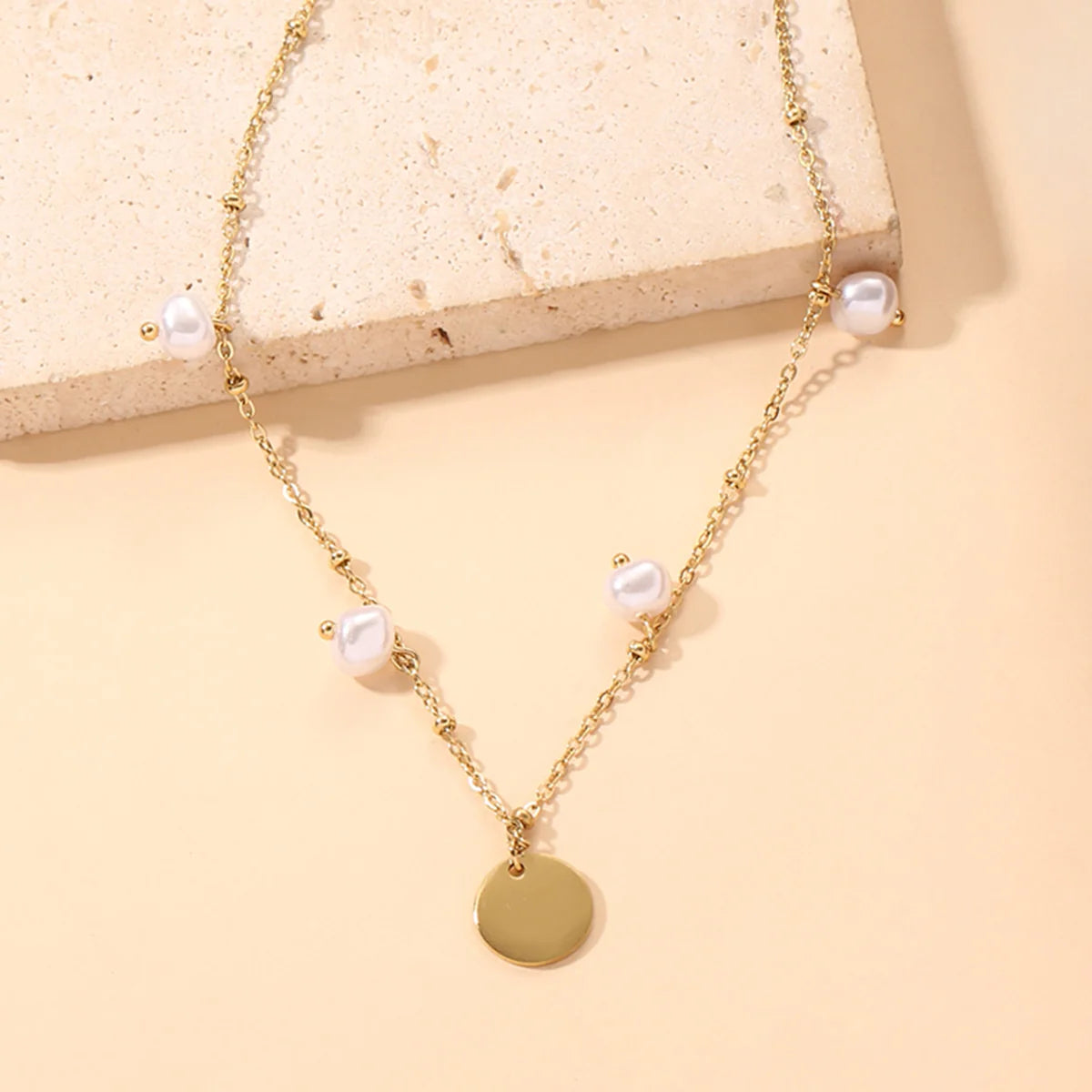 Collier Médaille à graver & perles blanches