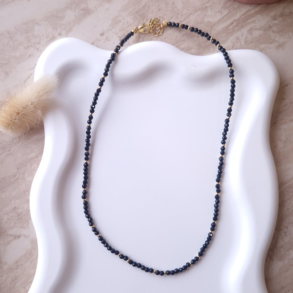 collier ras du cou perles noires et acier inoxydable bijou femme élégant chic et intemporel