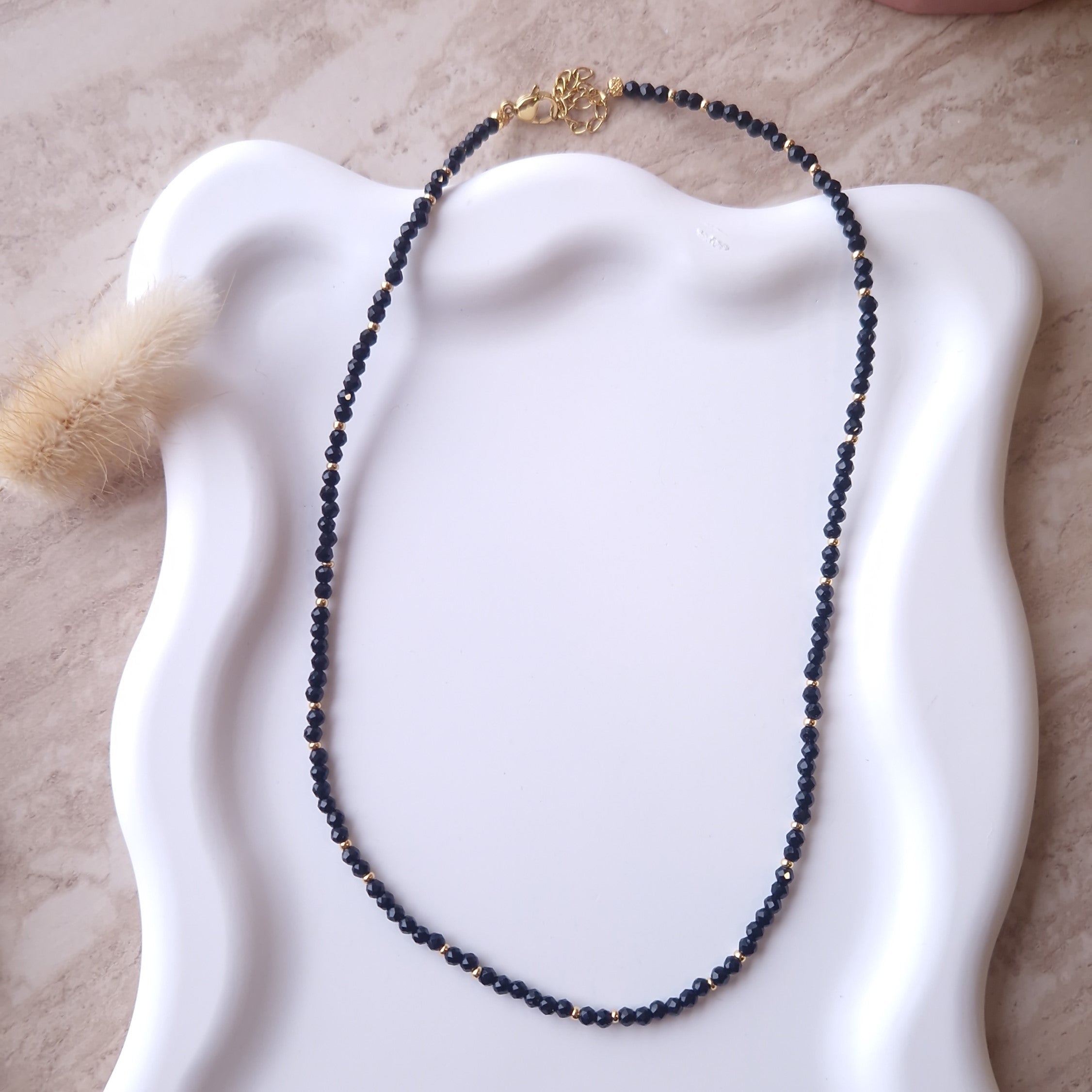 collier ras du cou perles noires et acier inoxydable bijou femme élégant chic et intemporel