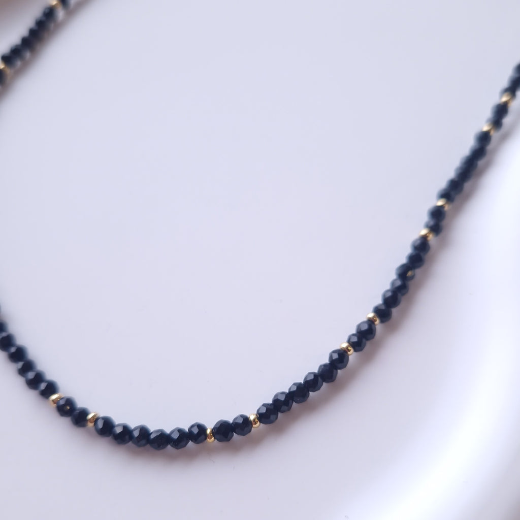 collier perles noires ras du cou en acier inoxydable bijou fin et chic femme facile à porter 