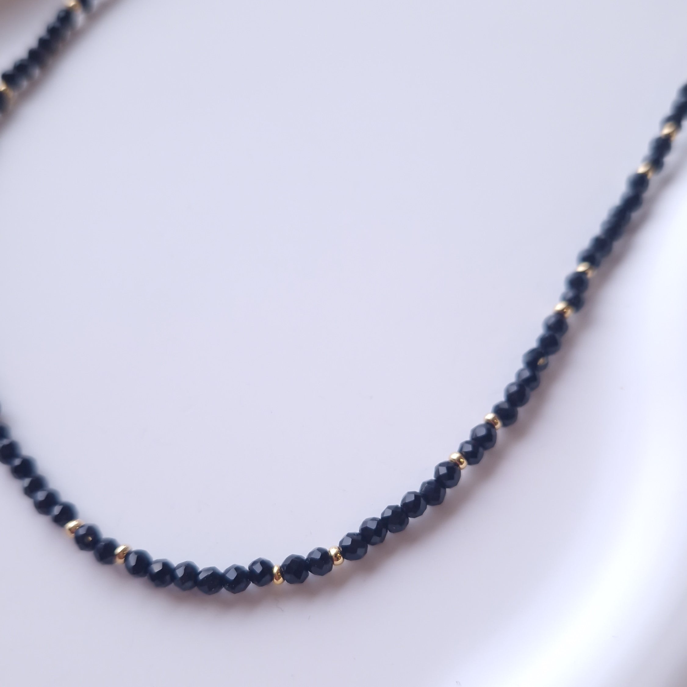 collier perles noires ras du cou en acier inoxydable bijou fin et chic femme facile à porter 
