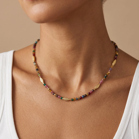 Collier Pia Multicolore porté – perles multicolores et séparateurs poisson dorés