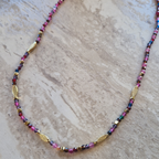 Collier Pia Multicolore à plat – vue détaillée des perles et poissons