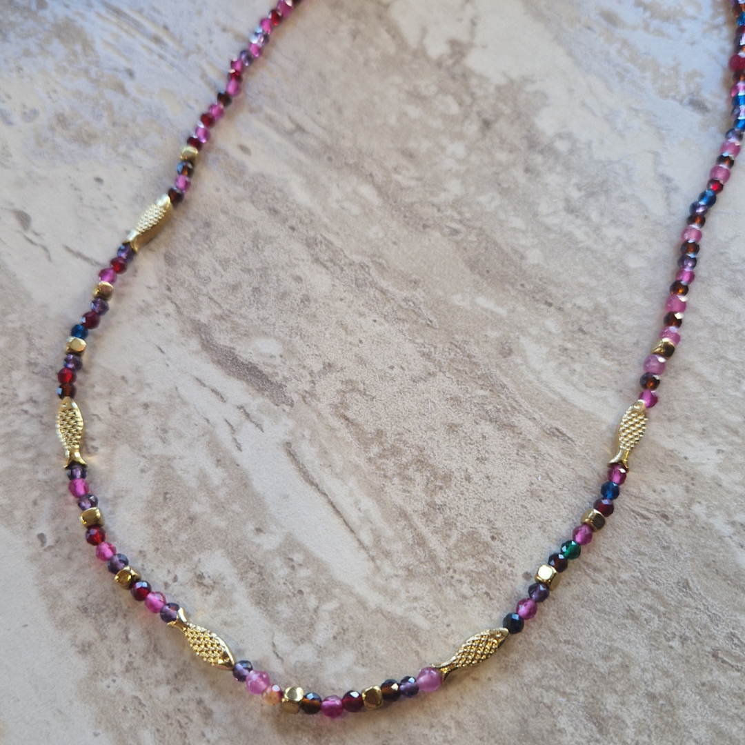 Collier Pia Multicolore à plat – vue détaillée des perles et poissons