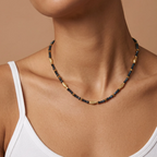 Collier Pia porté – perles bleues et séparateurs poisson dorés