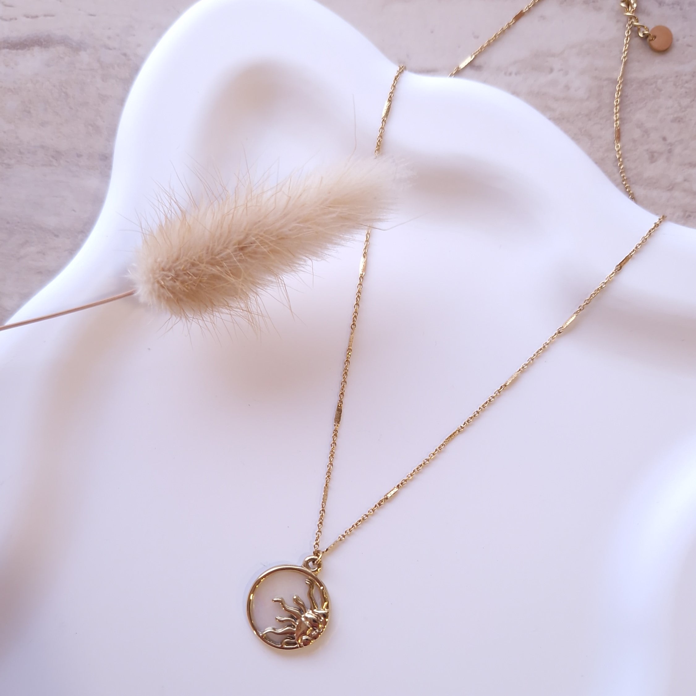 collier chaine fine élégant pendentif soleil nacré rond acier inoxydable doré