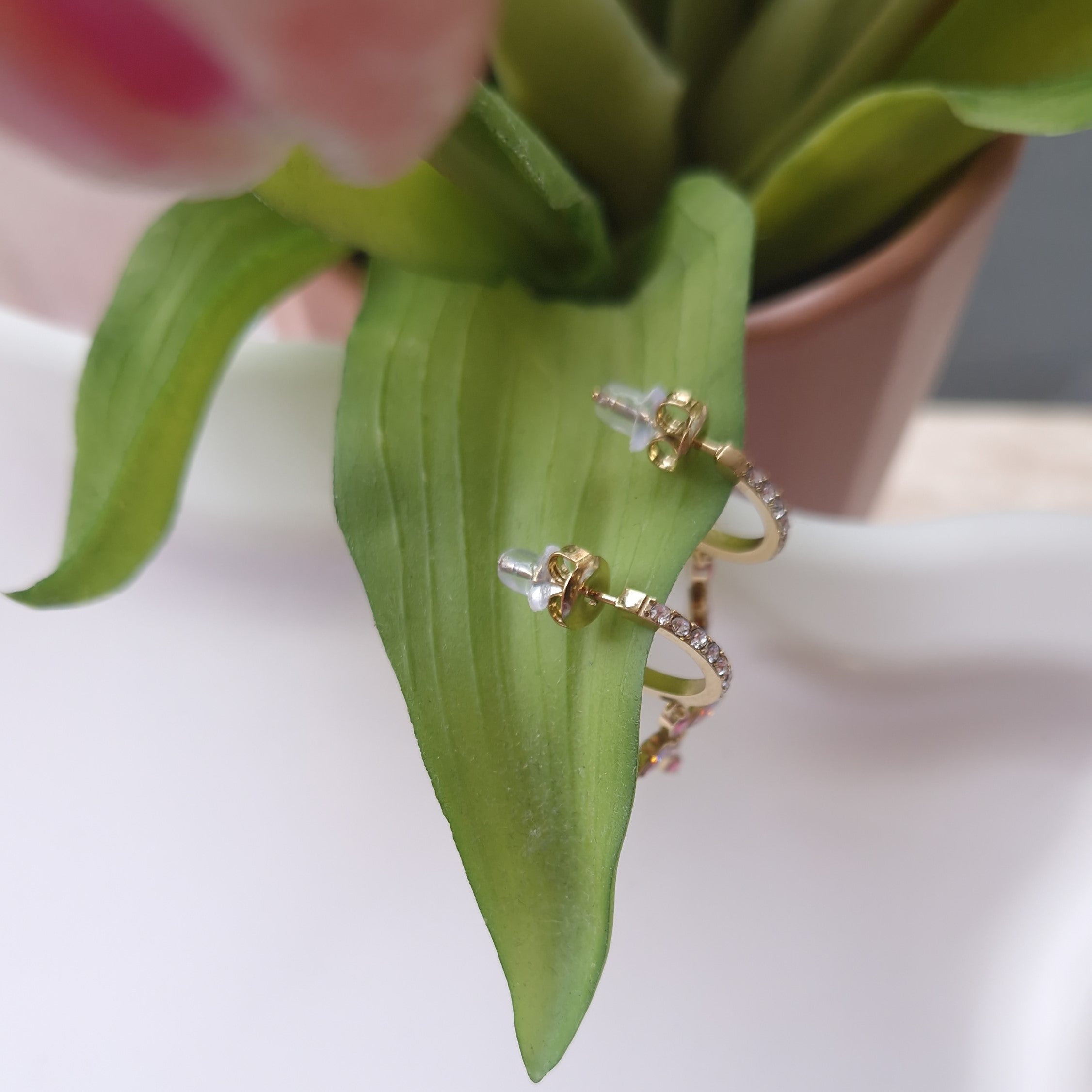 boucles d'oreilles croix religieuse rose