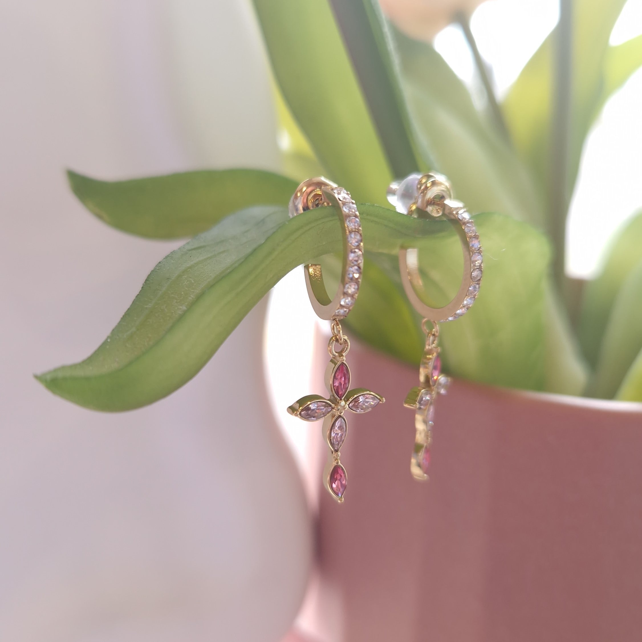 boucles d'oreilles strass et croix rose