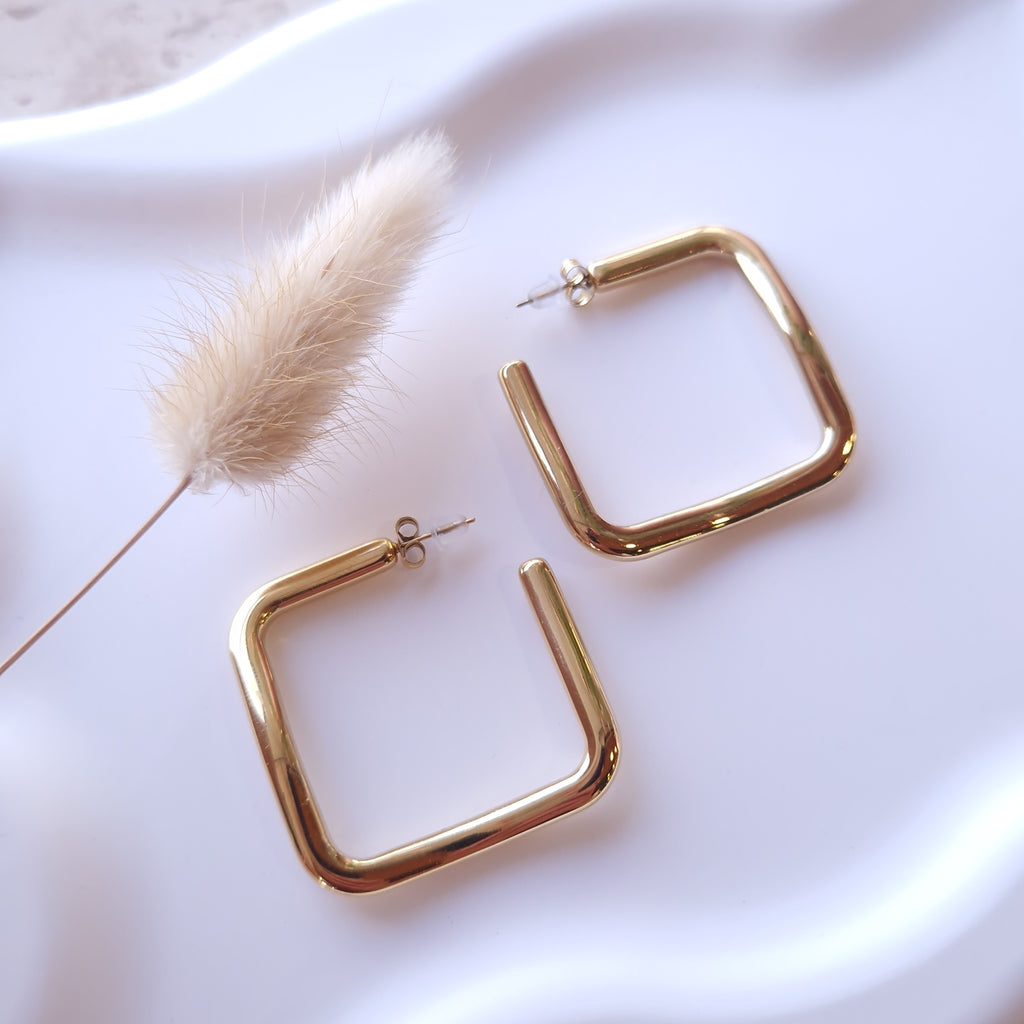 boucles d'oreilles créoles carrées en acier inoxydable doré design minimaliste et moderne bijou tendance femme chic 