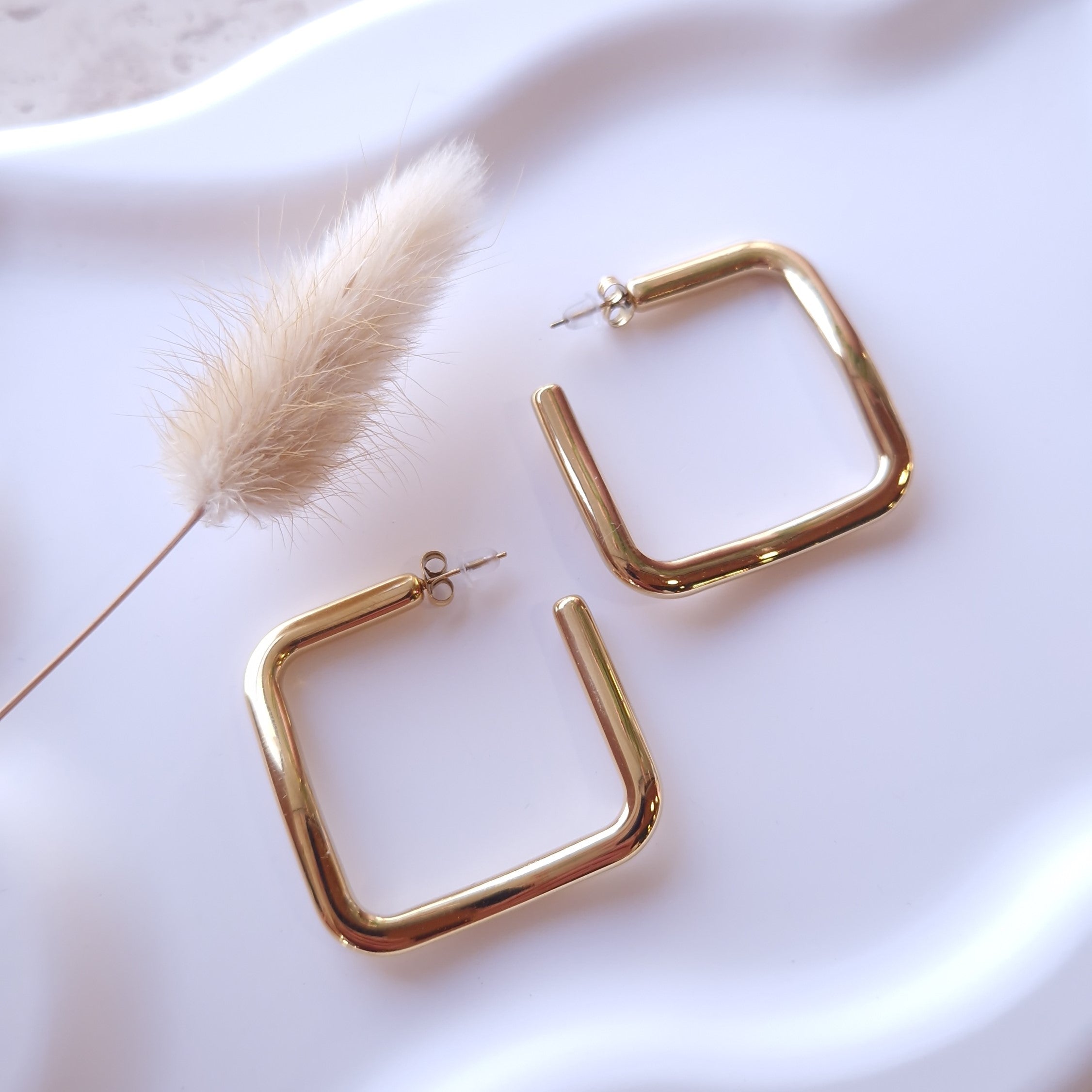 boucles d'oreilles créoles carrées en acier inoxydable doré design minimaliste et moderne bijou tendance femme chic 