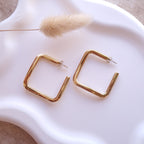 boucles d'oreilles dorées en acier inoxydables géométriques élégantes et intemporelles carrées