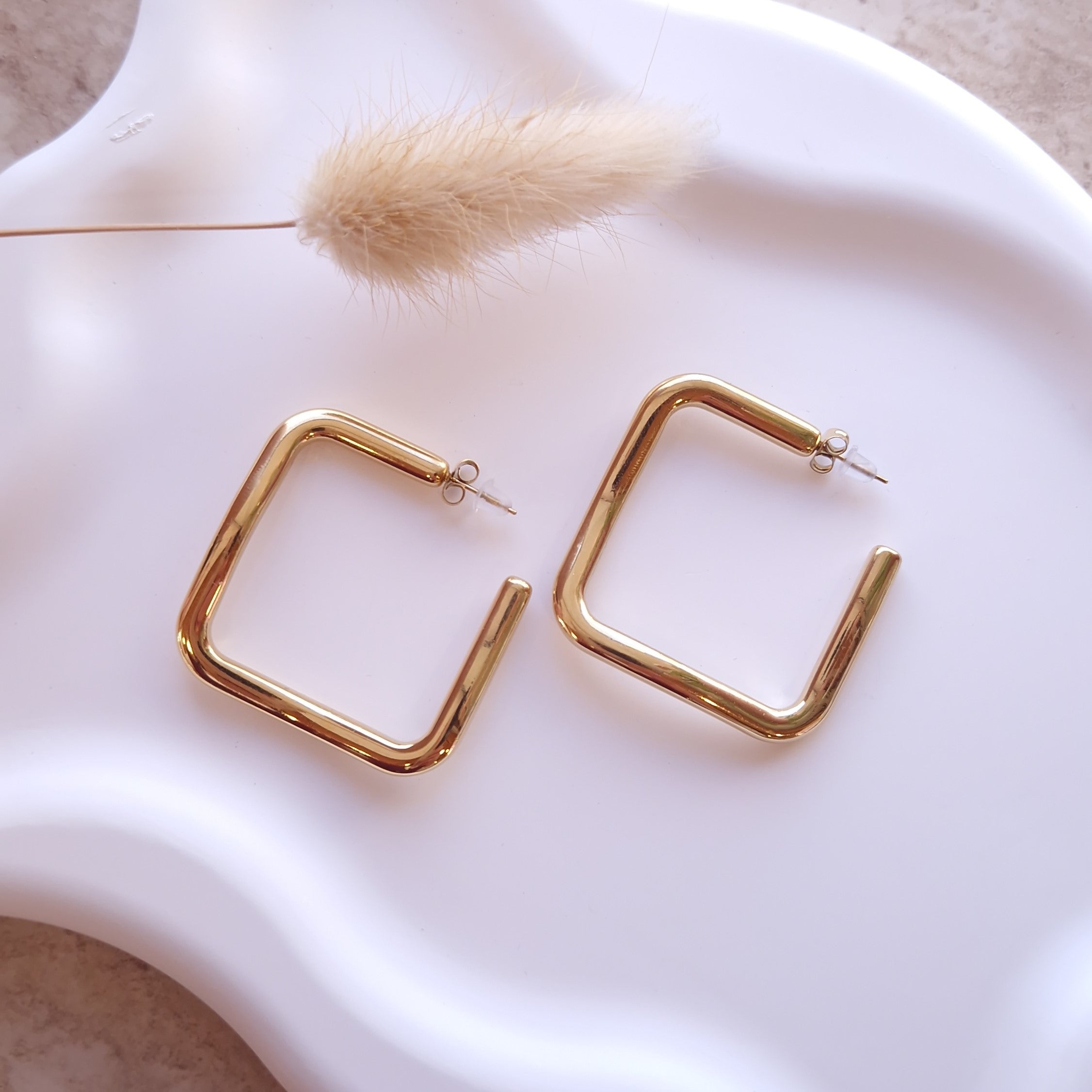 boucles d'oreilles dorées en acier inoxydables géométriques élégantes et intemporelles carrées