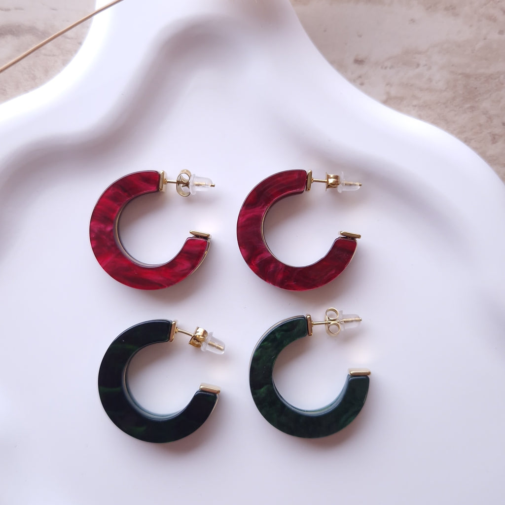 boucles d'oreilles créoles ouvertes acrylique rouge ou verte légères acier inoxydable