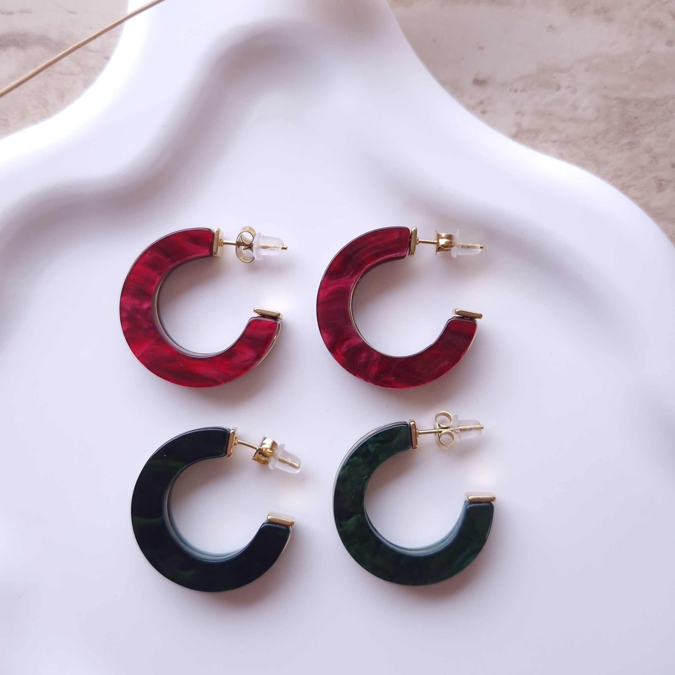 boucles d'oreilles créoles ouvertes acrylique rouge ou verte légères acier inoxydable