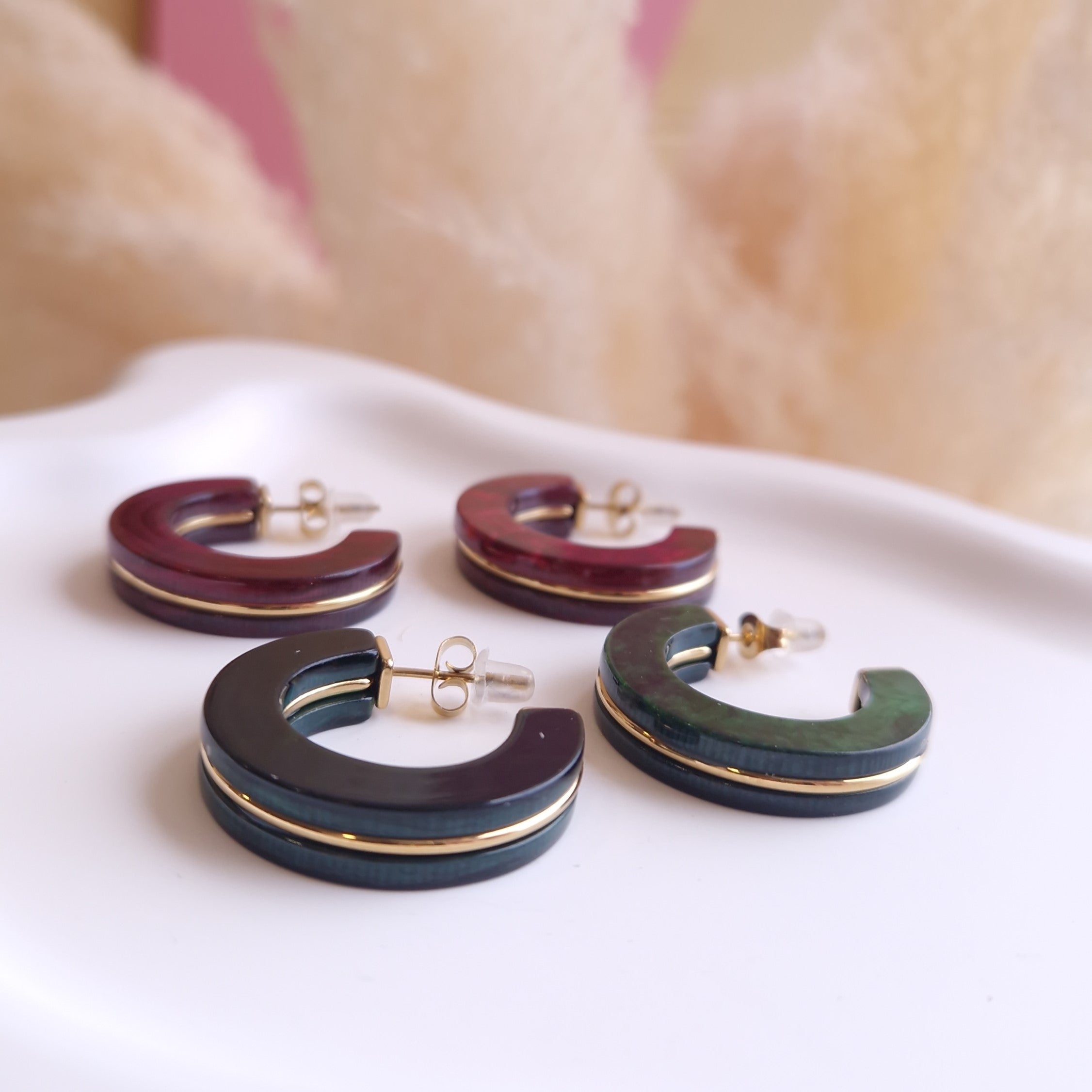 boucles d'oreilles créoles colorées en résine et acier inoxydable design moderne bijou tendance
