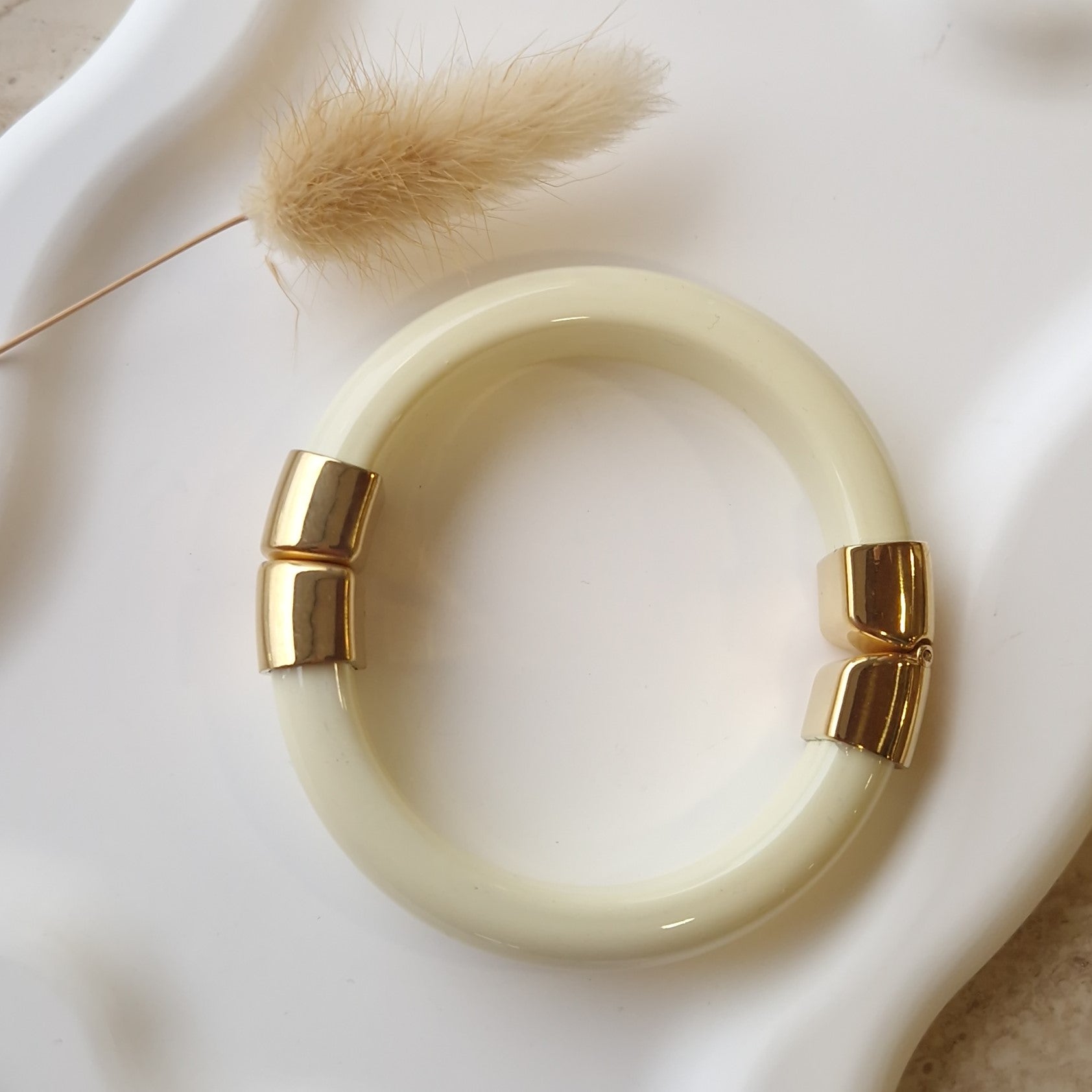 bracelet jonc écru blanc femme résine doré fermoir aimanté bijou élégant