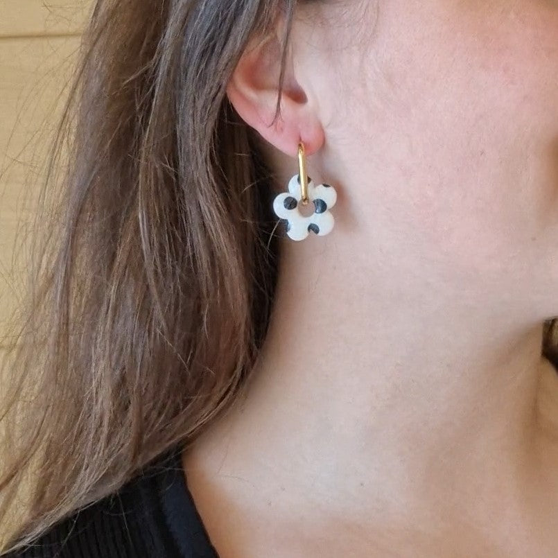 boucles d'oreilles fleur pois noir et blanc  pour femme amovible