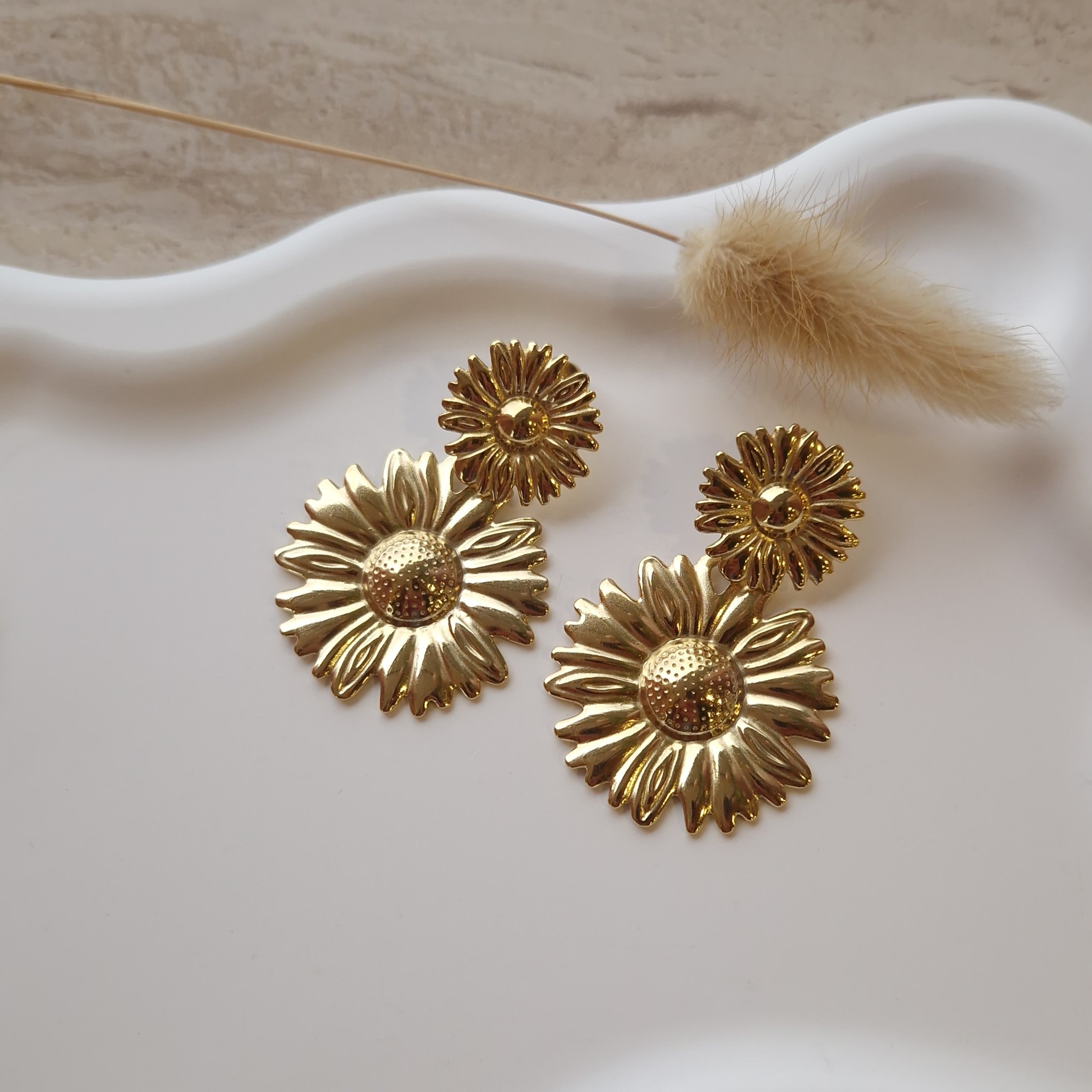 boucles d'oreilles dorées fleur femme acier inoxydables bijou tendance boucles cérémonie