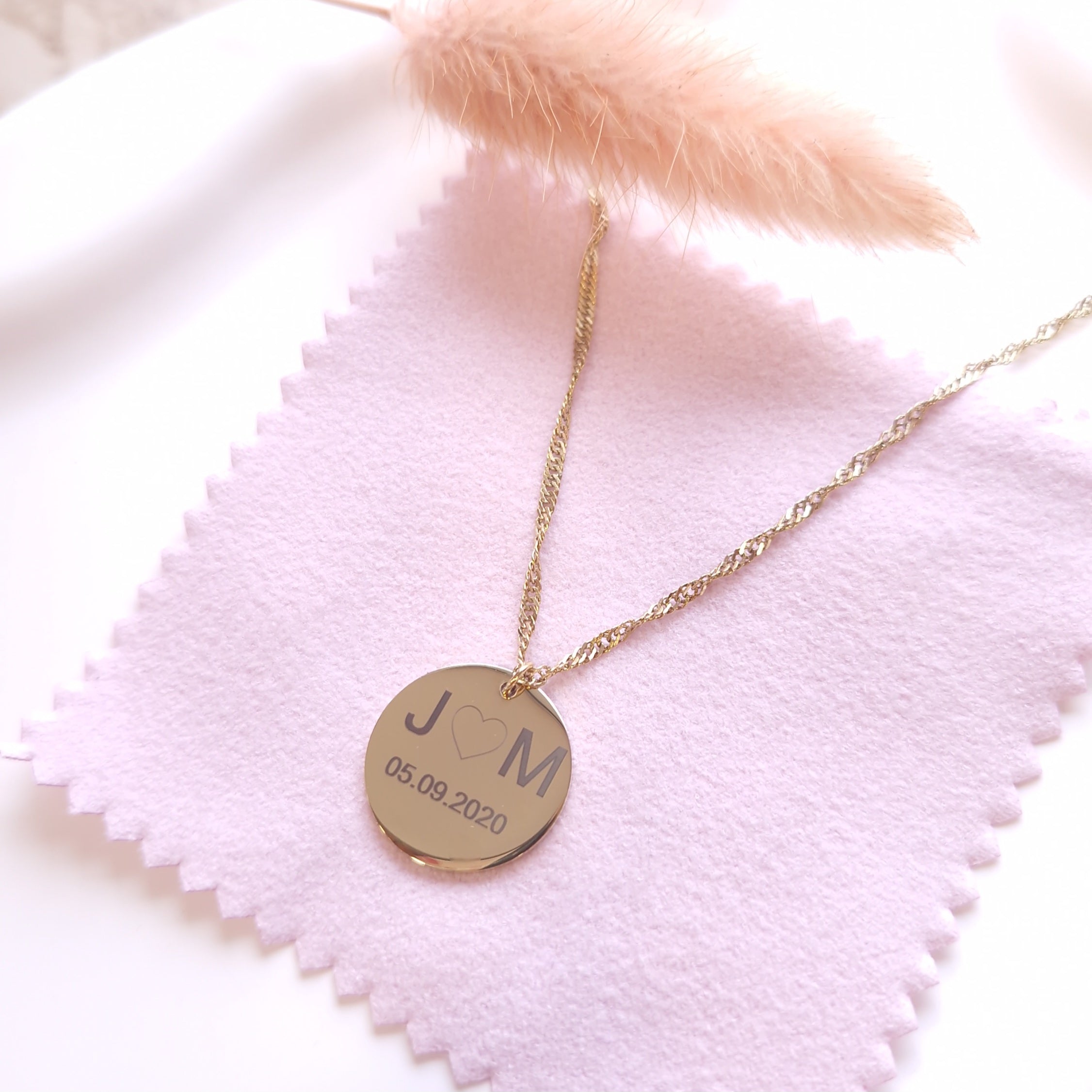 collier à graver médaille ronde initiales, prénoms, dates , symbole acier inoxydable , idée cadeau, naissance , fête des mères, anniversaire  st valentin , cadeau idéal