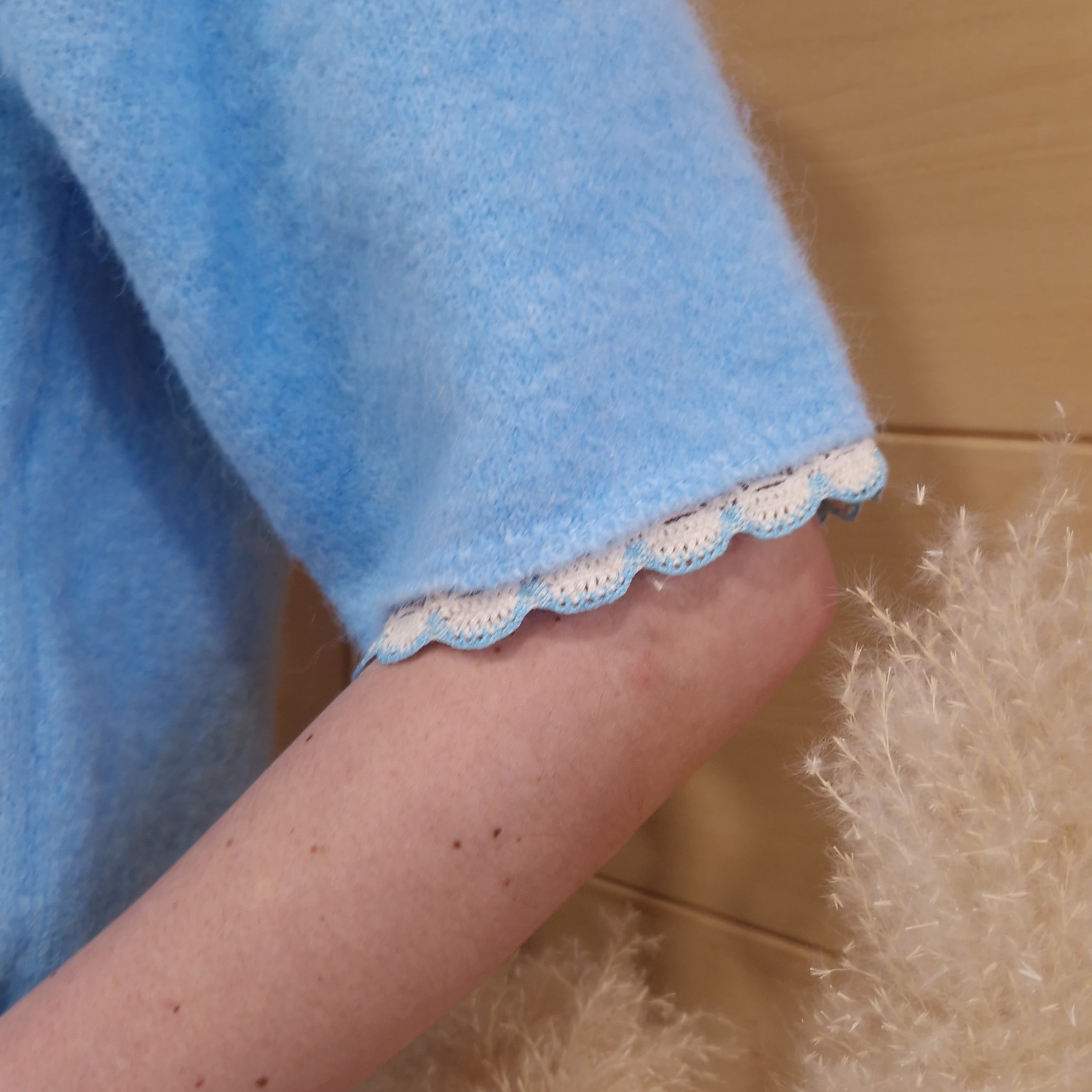 détail pull bleu ciel femme finition dentelle manches courtes maille douce