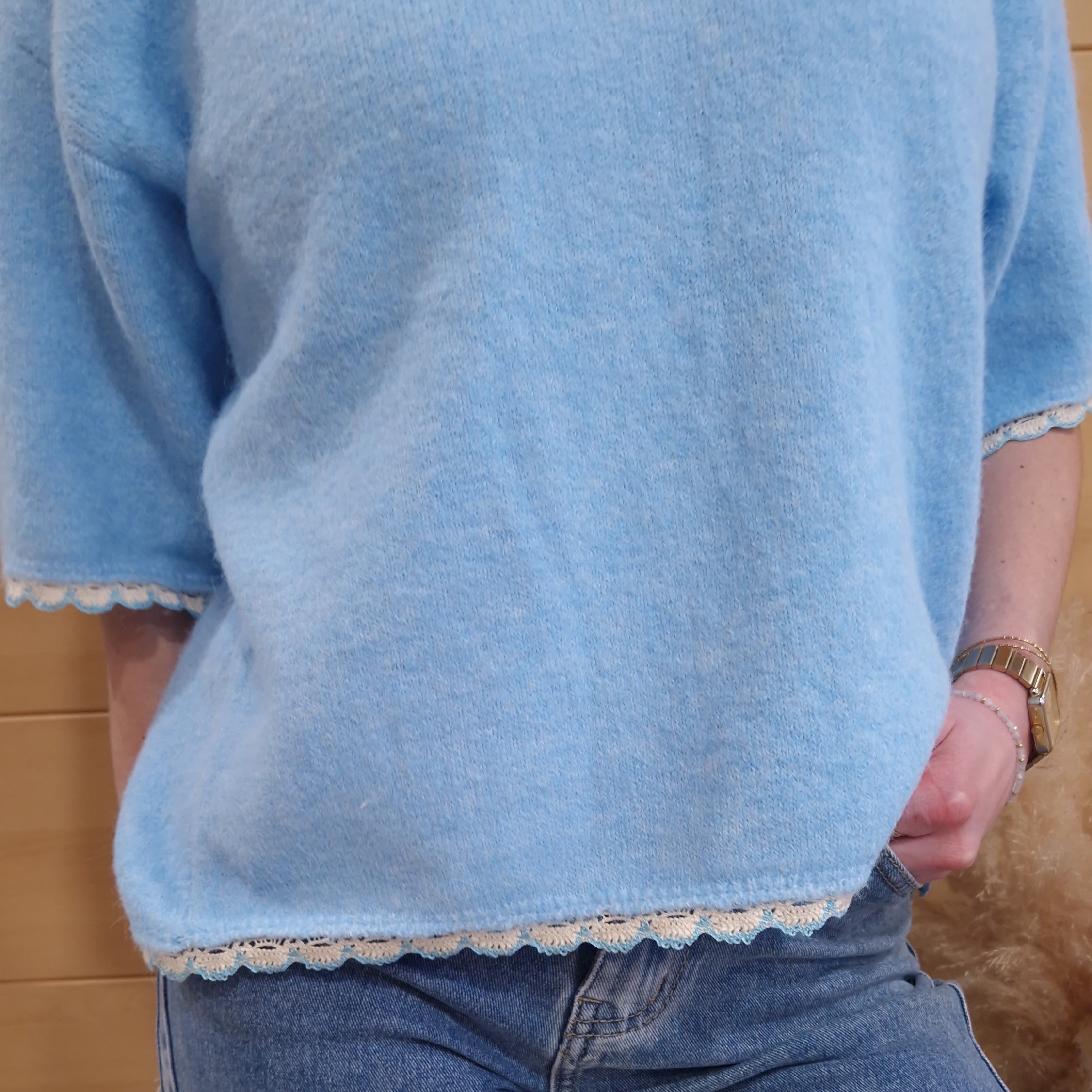 Pull bleu ciel femme dos croisé ouvert finition dentelle anches courte